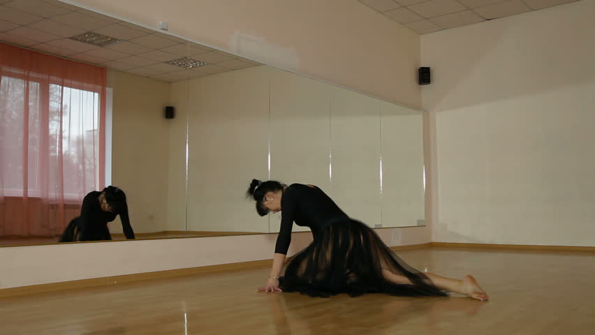 workout-elements-of-contemporary-dance-in-front-of-a-mirror-in-the