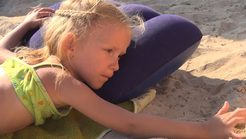 Little girl sunbathing at the beach — Stock Photo 